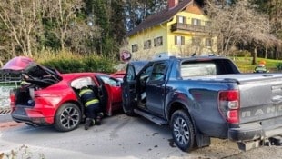 Die beiden Insassen des zweiten Jagurars wurden leicht verletzt. (Bild: Stadtfeuerwehr Weiz)