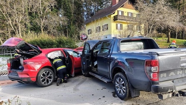 The two occupants of the second Jaguar were slightly injured. (Bild: Stadtfeuerwehr Weiz)