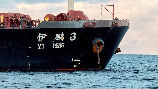 The Chinese freighter "Yi Peng 3" is suspected to have caused the damage to the data cables. (Bild: APA/AFP/Ritzau Scanpix/Mikkel Berg Pedersen)