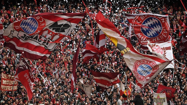 Die Fans des FC Bayern München tüfteln derzeit an einer eigenen Stadionhymne.  (Bild: AFP/APA/Christof STACHE)