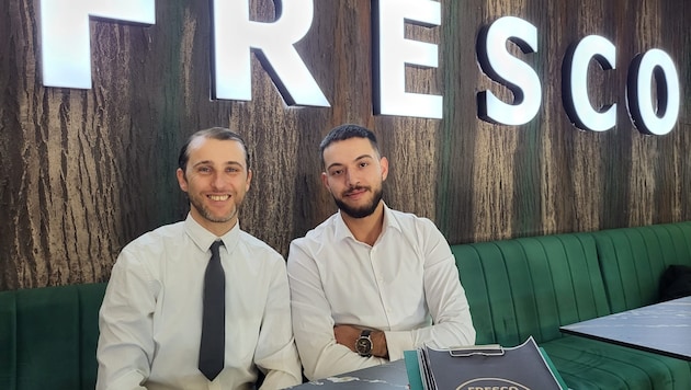 Restaurantleiter Toni Dauti (rechts) mit Kellner Dario begrüßen ihre Gäste am Bahnhof in Klagenfurt. (Bild: Christian Krall)