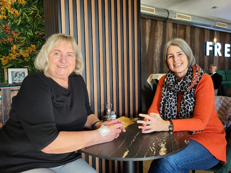 Marianne Tamerl und Margot Stebernjak fühlen sich im neueröffneten „Fresco“ am Klagenfurter Bahnhof wohl.  (Bild: Christian Krall)