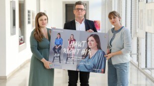 Zwei der drei Poxrucker Sisters – Stefanie (li.) und Christina – waren bei der Kampagnen-Präsentation mit Michael Lindner dabei. (Bild: Denise Stinglmayr)