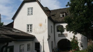 Dieses denkmalgeschützte, spätgotische Winzerhaus in Maria Enzersdorf steht in jener Straße, die demnächst in eine Begegnungszone umgestaltet werden soll.  (Bild: ZVG Privat)