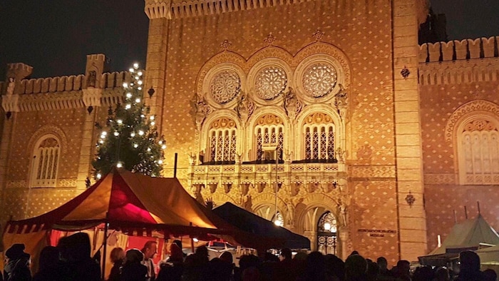 Stimmungsvoll: mittelalterlicher Weihnachtsmarkt vor dem Heeresgeschichtlichen Museum im Arsenal ...