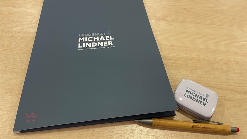 Portfolio, ballpoint pen, mint pastilles: Utensils branded with "Landesrat Michael Lindner" still have to go out quickly. (Bild: Christian Ortner)