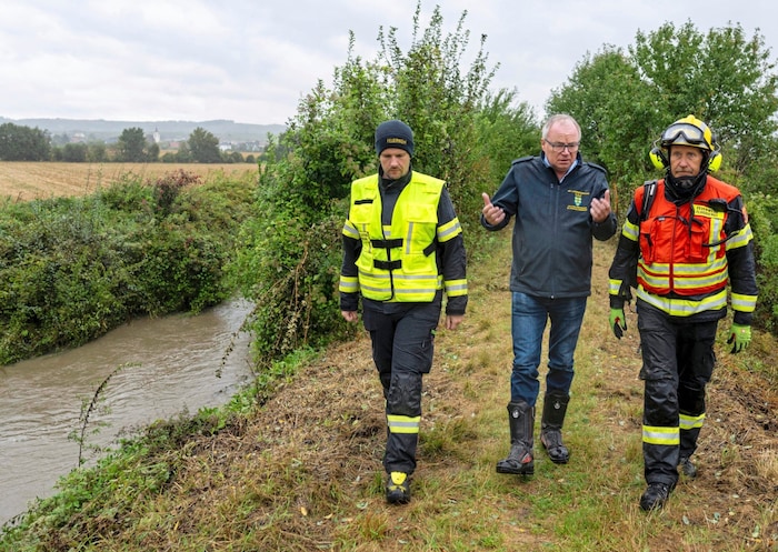 Pernkopf (M.) im Gespräch mit Einsatzkräften vor Ort.
