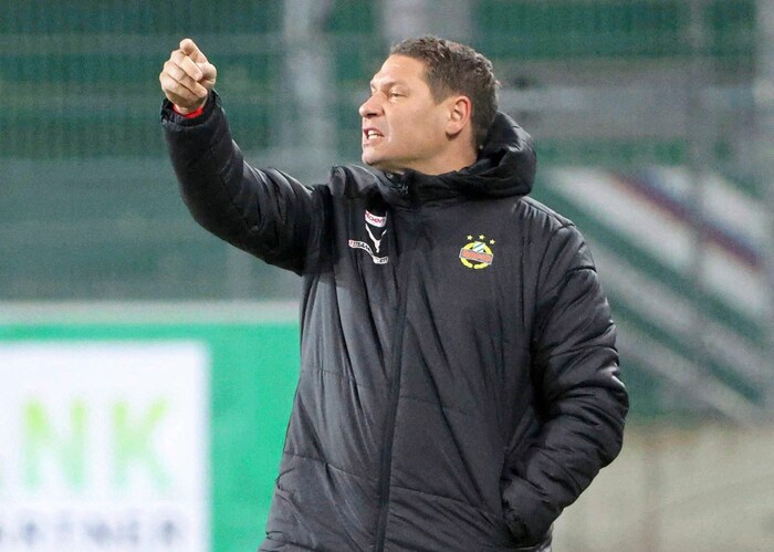 Trainer Jürgen Kerber, sonst bei Rapid II an der Linie.