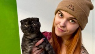 Tierheim-Mitarbeiterin Michelle mit Katze „Alisha“. (Bild: Tierheim Krems)