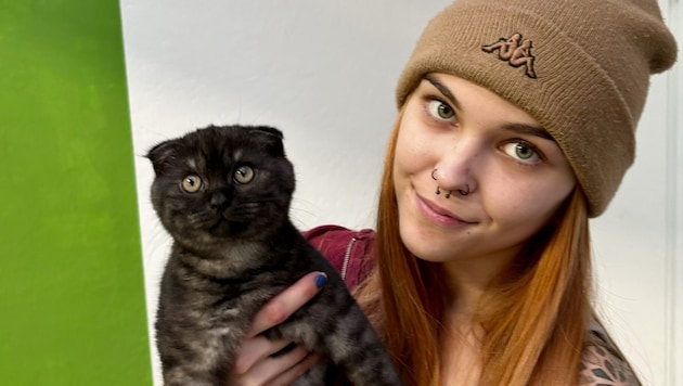 Tierheim-Mitarbeiterin Michelle mit Katze „Alisha“. (Bild: Tierheim Krems)