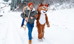Lesefuchs Theo und Leseonkel Christian rodeln auf der Koralpe, unserem Lesepasspartner. 