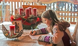 Die Kinder schreiben schon fleißig Briefe an das Christkind.