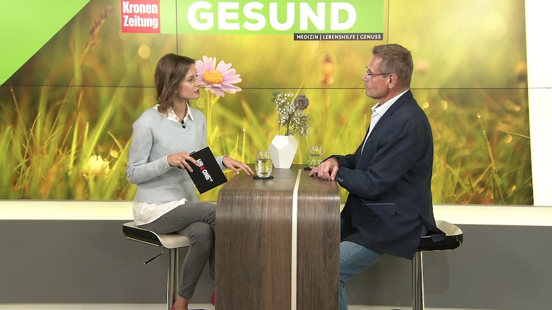 Urologe Michael E. Eisenmenger ist im Studio zu Gast.  (Bild: krone.tv)