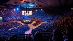 Volle Wiener Stadthalle: Sebastian Fitzek und die Band, darüber Videowalls. (Bild: Bildagentur Zolles KG/Christian Hofer)