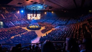 Volle Wiener Stadthalle: Sebastian Fitzek und die Band, darüber Videowalls. (Bild: Bildagentur Zolles KG/Christian Hofer)