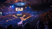 Volle Wiener Stadthalle: Sebastian Fitzek und die Band, darüber Videowalls.