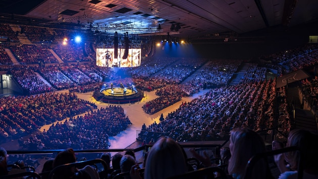 Full Wiener Stadthalle: Sebastian Fitzek and the band, with video walls above. (Bild: Bildagentur Zolles KG/Christian Hofer)