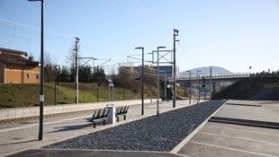 Bereits angelegt: Der geschotterte Teil auf dem Bahnhof ist bereits der vorbereitete Radstreifen. (Bild: Tröster Andreas)