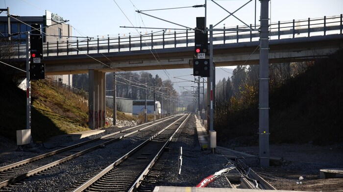 Rechts der Gleise soll der Radweg errichtet werden.