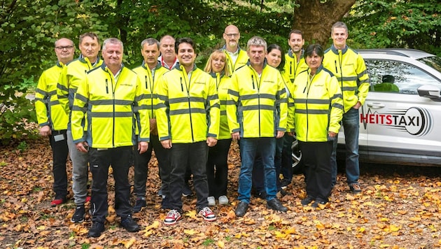 Part of the team got together to celebrate the 5000th transport trip. (Bild: F.Schodritz)