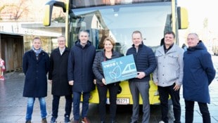 Marcus Ender, Michael Stabodin, Christian Hillbrand, Andrea Kaufmann, Christof Bitschi, Thomas Schierle und Michael Faast (v.l.) präsentierten die Änderungen im öffentlichen Nahverkehr. (Bild: mih)