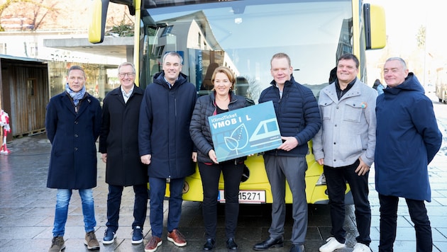 Marcus Ender, Michael Stabodin, Christian Hillbrand, Andrea Kaufmann, Christof Bitschi, Thomas Schierle und Michael Faast (v.l.) präsentierten die Änderungen im öffentlichen Nahverkehr. (Bild: mih)