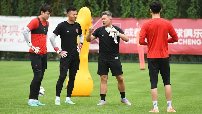 Trainer Berger (2. v. re.) im Gespräch mit den Torhütern.