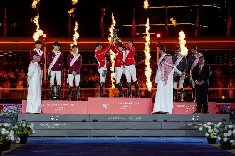 Die Siegerehrung nach dem Teambewerb war stimmungsvoll. Max Kühner (ganz links) belegte mit den Shanghai Swans Platz zwei. (Bild: Longines Global Champions Tour)