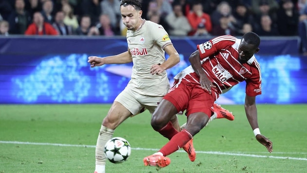 Amar Dedic (left) and Co. have to be energetic in tackles. (Bild: GEPA/David Geieregger)