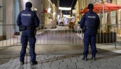 Polizei-Großeinsatz gegen Drogenkriminalität in Wiener Neustadt am Montagabend: Teile der Innenstadt wurden gesperrt. (Bild: APA Pool/APA/MAX SLOVENCIK)