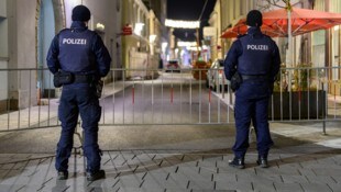 Polizei-Großeinsatz gegen Drogenkriminalität in Wiener Neustadt am Montagabend: Teile der Innenstadt wurden gesperrt. (Bild: APA/MAX SLOVENCIK)