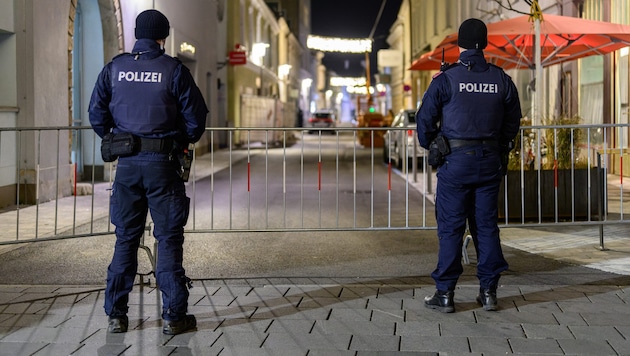 Polizei-Großeinsatz gegen Drogenkriminalität in Wiener Neustadt am Montagabend: Teile der Innenstadt wurden gesperrt. (Bild: APA Pool/APA/MAX SLOVENCIK)