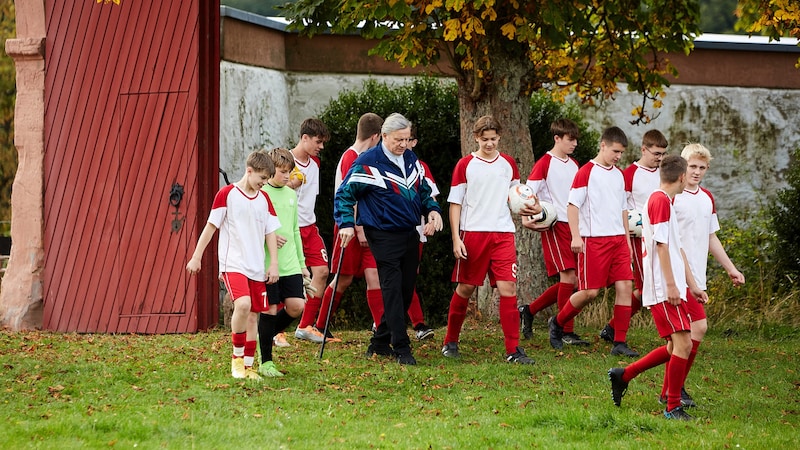 Pastor Otto (Hannes Hellmann) trainiert die Kloster-Fußballmannschaft und stirbt bei einem Brand. (Bild: NDR/Kai Schulz)