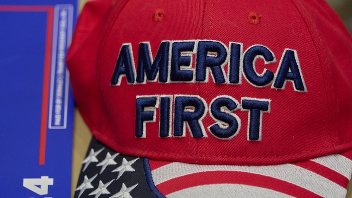 Eine Kappe mit Trumps Slogan „America First“ (Amerika zuerst)