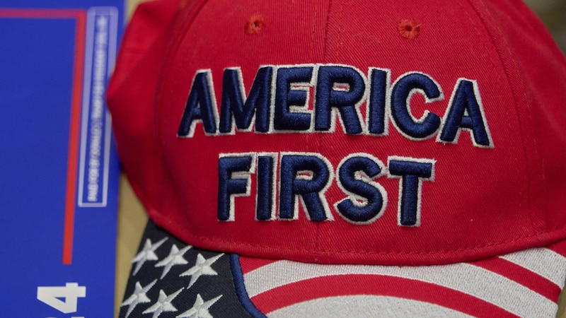 Eine Kappe mit Trumps Slogan „America First“ (Amerika zuerst) (Bild: APA/AFP)