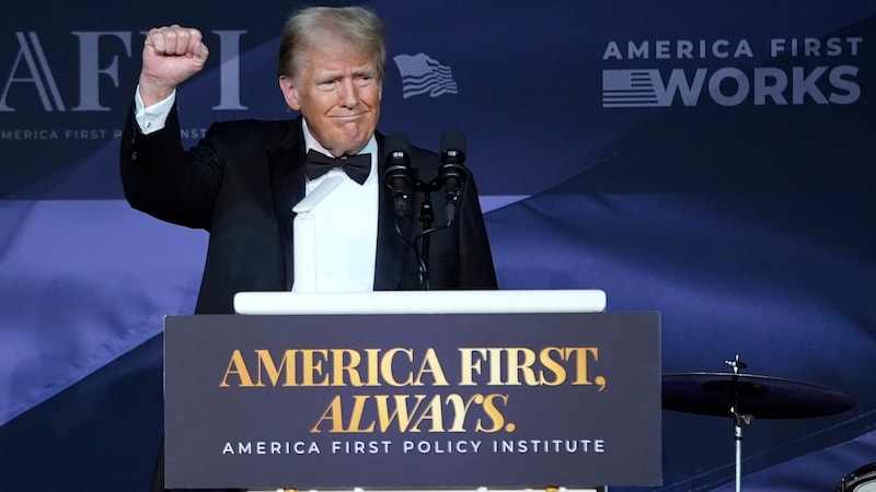 Gemäß seiner „America First“-Politik erhöht Trump die Zölle gegen seine Nachbarländer – Experten rechnen, dass die Warenpreise dadurch steigen werden. (Bild: APA/Associated Press)