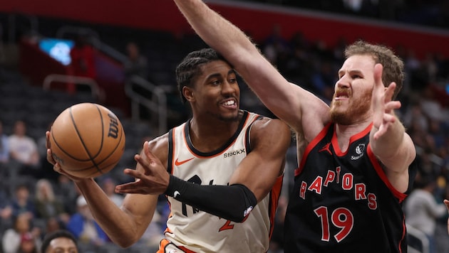 Jakob Pöltl (rechts) musste mit Toronto erneut eine bittere Niederlage hinnehmen. (Bild: AFP/APA/Getty Images via AFP/GETTY IMAGES/Gregory Shamus)