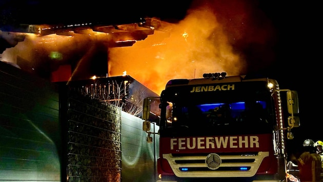 Die örtliche Feuerwehr kämpfte gegen die Flammen an. (Bild: ZOOM Tirol)