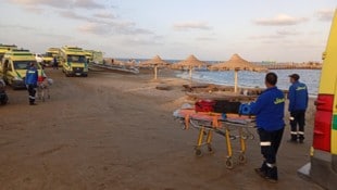 Einsatzkräfte warten am Strand von Marsa Alam auf Überlebende des Bootsunglücks. (Bild: APA/Associated Press)