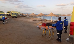 Rettungskräfte warten nach dem Unglück auf der Küste in Marsa Alam auf Überlebende.