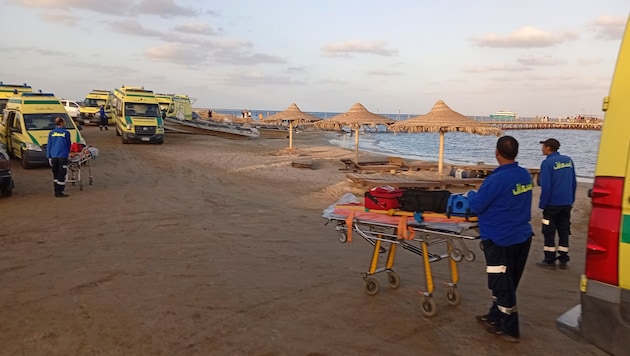 Emergency services wait on the beach of Marsa Alam for survivors of the boat accident. (Bild: APA/Associated Press)