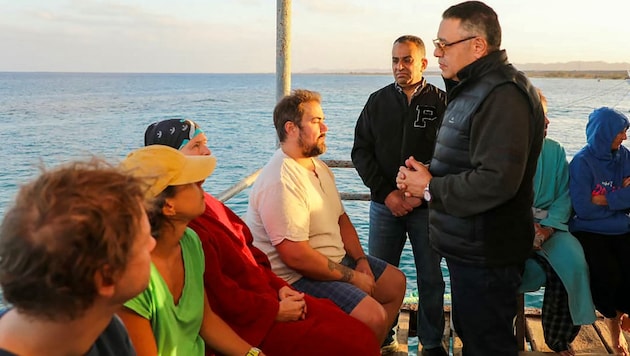 Governor Amr Hanafi, who is leading the rescue efforts, talks to survivors of the accident. (Bild: APA/AFP)