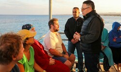 Gouverneur Amr Hanafi, der die Rettungsmaßnahmen leitet, spricht mit Überlebenden des Unglücks.