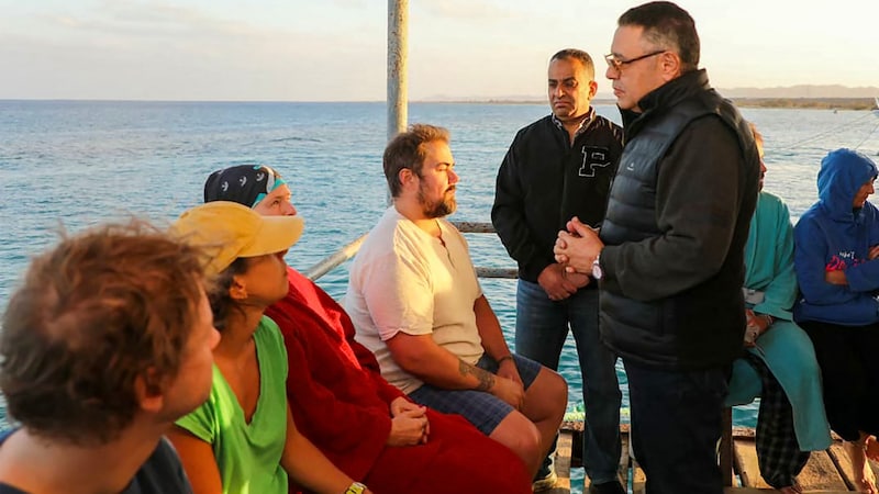 Amr Hanafi talks to survivors of the accident. (Bild: APA/AFP)