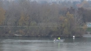 Zuerst soll ein Zeuge beobachtet haben, wie eine bekleidete Person ins Wasser gestiegen sein soll. Diese Aussage soll sich als fehlerhaft erwiesen haben. (Bild: Leserreporter)