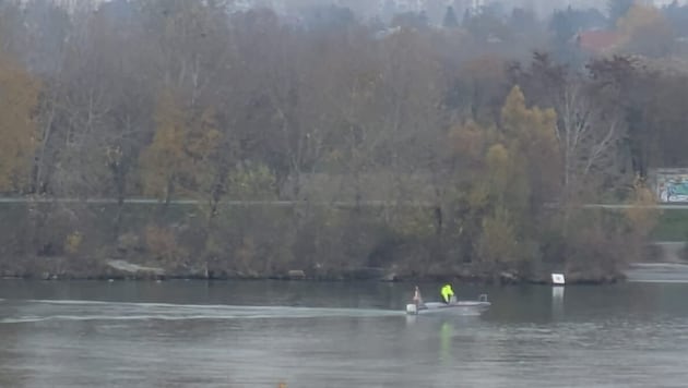 An operation is currently underway on the New Danube in Vienna. A person may be missing. (Bild: Leserreporter)