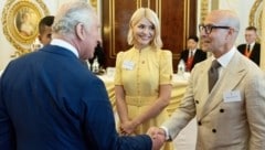 König Charles begrüßt bei einem Event im Buckingham-Palast Moderatorin Holly Willoughby und Schauspieler Stanley Tucci, den er sehr schätzt.  (Bild: APA Pool/AFP/POOL/Geoff Pugh)