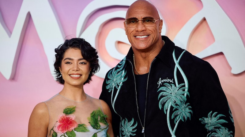 Auli’i Cravalho und Dwayne Johnson bei der London-Premiere von „Vaiana 2“ (Bild: APA Pool/AFP/BENJAMIN CREMEL)