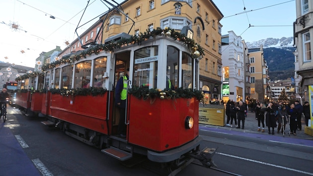 Die historische Straßenbahngarnitur ist von 29. November bis 21. Dezember freitags und samstags weihnachtlich geschmückt in der Innenstadt unterwegs. (Bild: Birbaumer Christof)