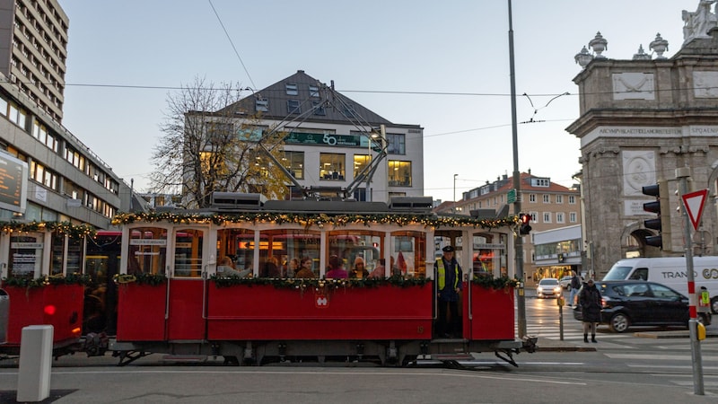 Die Innsbrucker Christkindlbahn dreht ab Freitag wieder ihre Runden. (Bild: IKM/Bär)